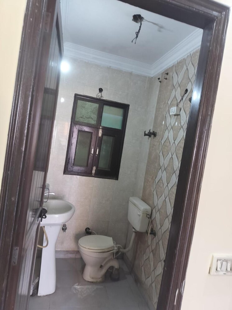 Bathroom, sector 11 dwarka 2.5 Bedroom 1200 Sq.Ft. Apartment In Sector 11 Dwarka Delhi 8178689