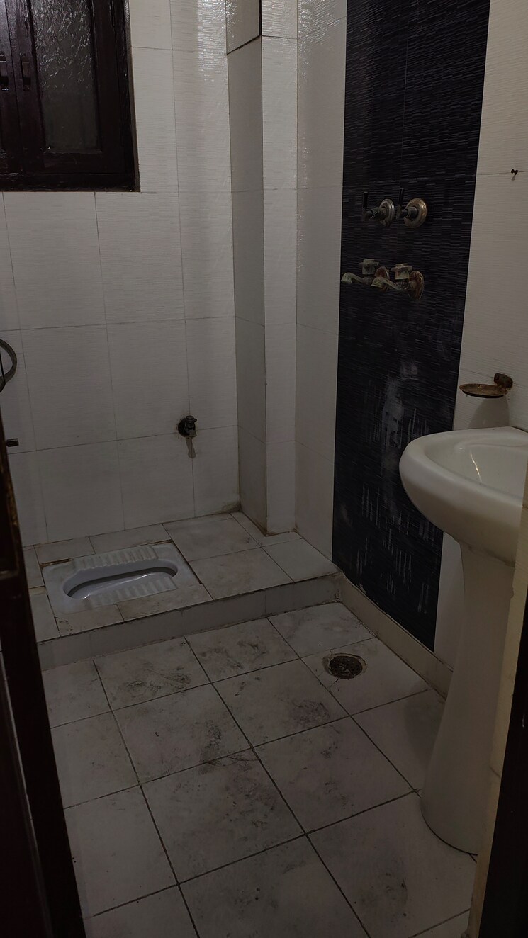 Bathroom, pratap-vihar-gda-flats 2 Bedroom 850 Sq.Ft. Builder Floor In Pratap Vihar Ghaziabad 8178876