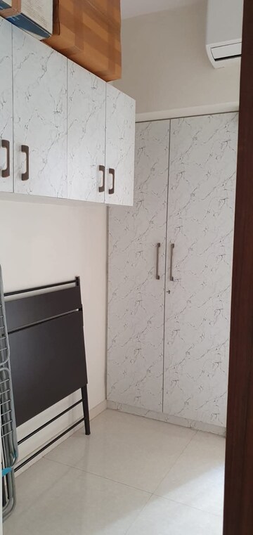 Room in 1.5 BHK Apartment at Lodha Amara, Kolshet Road – for Rent