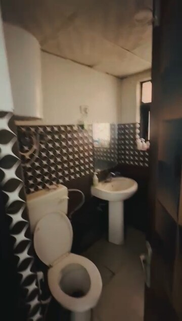 Master Bedroom in 2 BHK Builder Floor at Aashiyana Sai Home, Sector 70 – for Rent