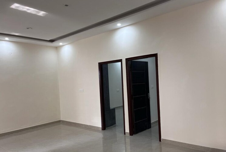 Room, ambala highway 3 Bedroom 122 Sq.Yd. Builder Floor In Ambala Highway Zirakpur 8179118