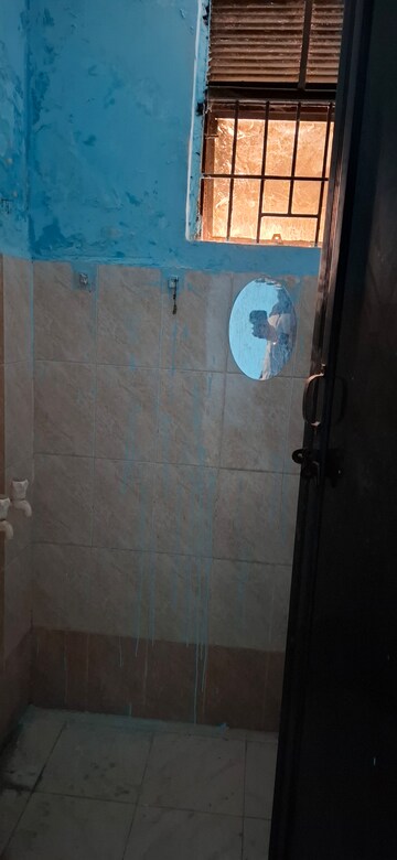 Bathroom in 1 BHK Apartment at Sector 10 Greater Noida – for Rent