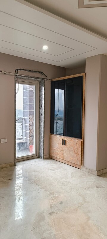 Room in 3 BHK Villa at Sector 122 – for Rent