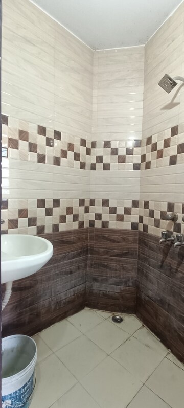 Bathroom in 1 RK Builder Floor at Sector 43 – for Rent