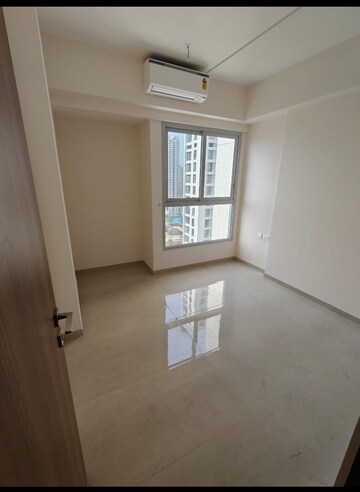 Room in 2 BHK Apartment at Piramal Vaikunth, Balkum Pada – for Rent