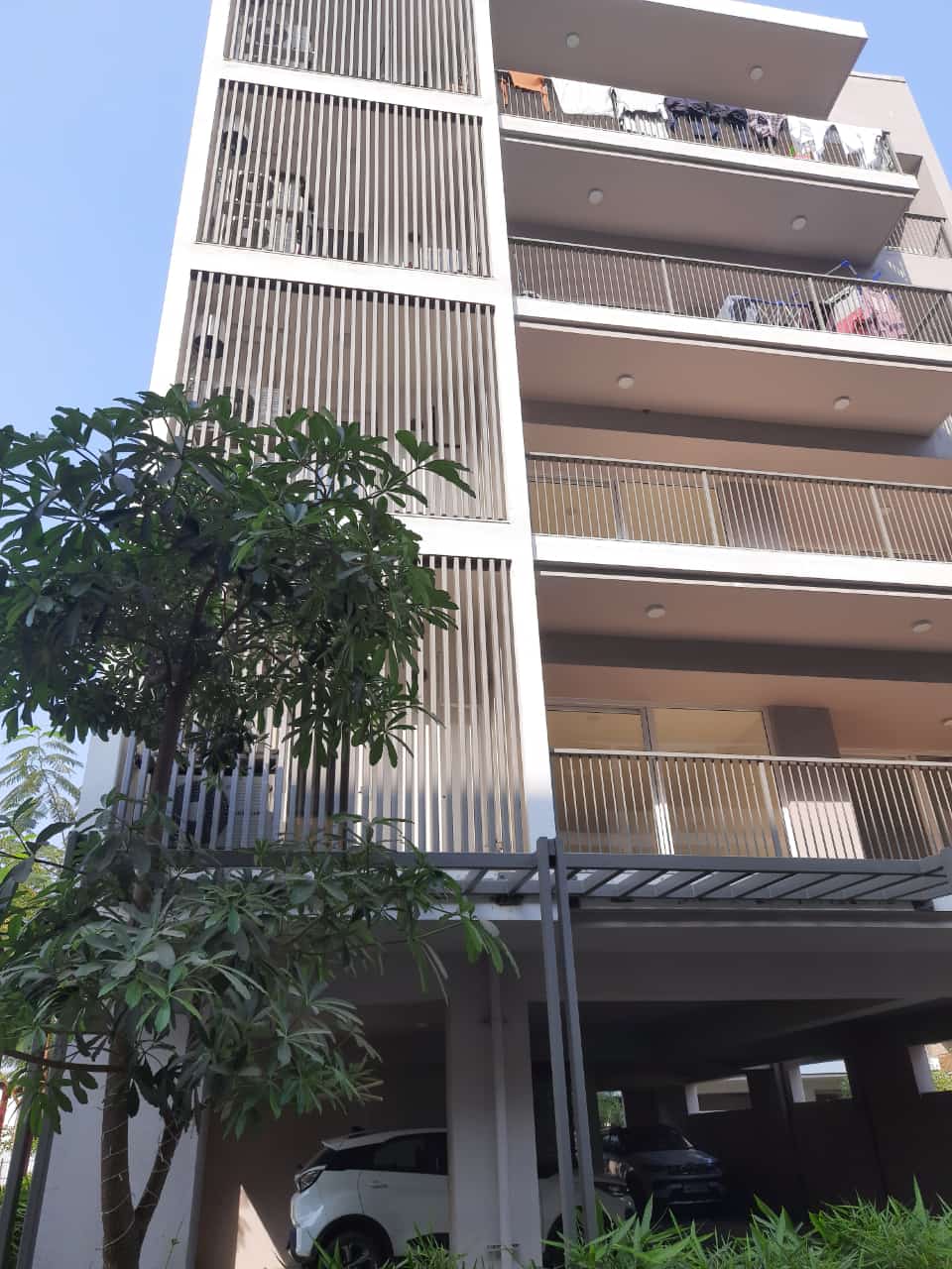 4 BHK + Servant Room,Study Room 283 Sq.Yd. Builder Floor in DLF Garden City Plots I