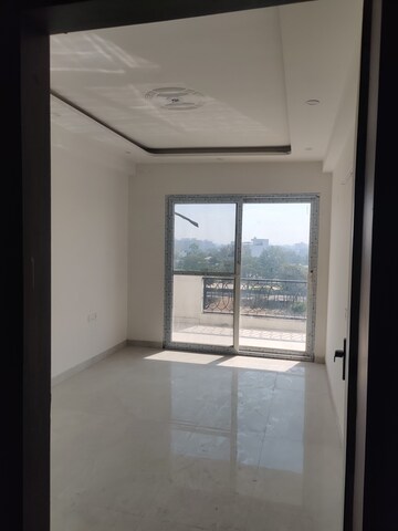 Room in 4 BHK Builder Floor at DLF Garden City Plots I, Sector 91 – for Rent