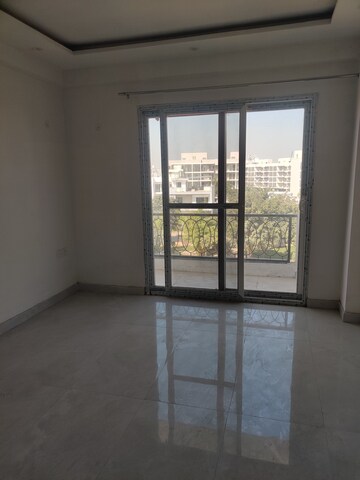 Room in 4 BHK Builder Floor at DLF Garden City Plots I, Sector 91 – for Rent