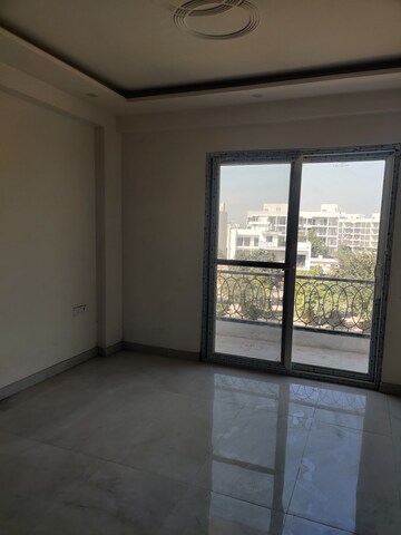 Room in 4 BHK Builder Floor at DLF Garden City Plots I, Sector 91 – for Rent