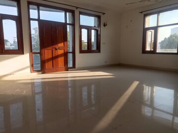 Room in 3 BHK Villa at Sector 40 – for Rent