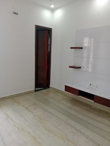 Room in 3 BHK Builder Floor at Sector 13 – for Rent