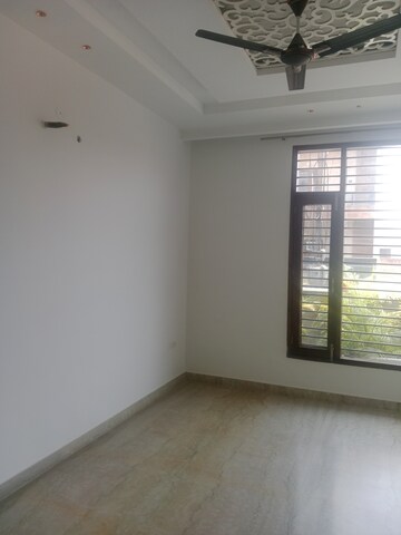 Room in 3 BHK Builder Floor at Sector 13 – for Rent