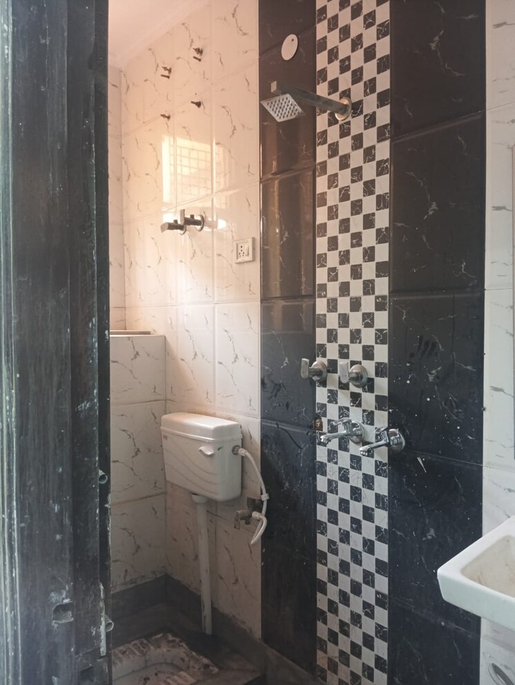 Bathroom, rohini sector 25 2 Bedroom 350 Sq.Ft. Builder Floor In Rohini Sector 25 Delhi 8179842