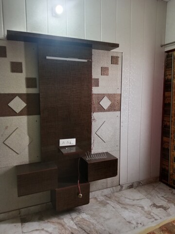 Room in 2 BHK Builder Floor at Sector 18 – for Rent