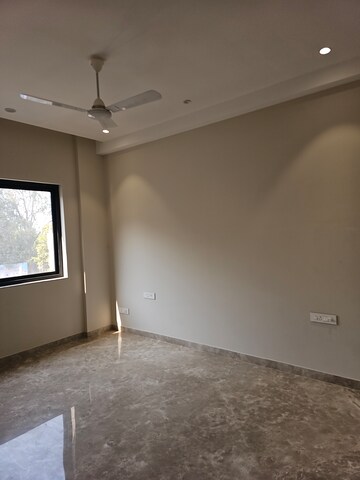 Furnished Amenities in 3 BHK Builder Floor at Ashoka Niketan – for Sale