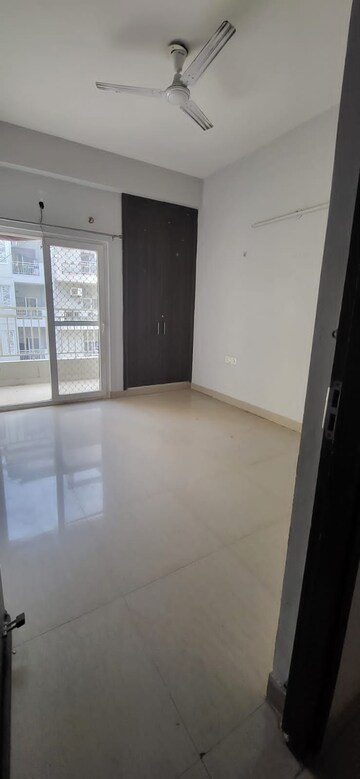 Room in 3.5 BHK Apartment at Hawelia Valenova Park, Tech Zone 4 Greater Noida – for Sale