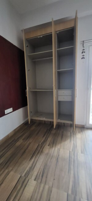 Room in 3.5 BHK Apartment at Hawelia Valenova Park, Tech Zone 4 Greater Noida – for Sale