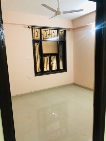Room in 3.5 BHK Apartment at Ganpati Estate, Parao – for Rent