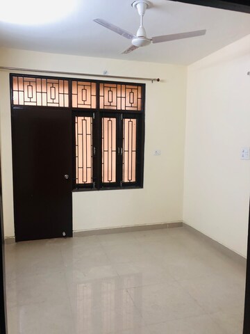 Room in 3.5 BHK Apartment at Ganpati Estate, Parao – for Rent