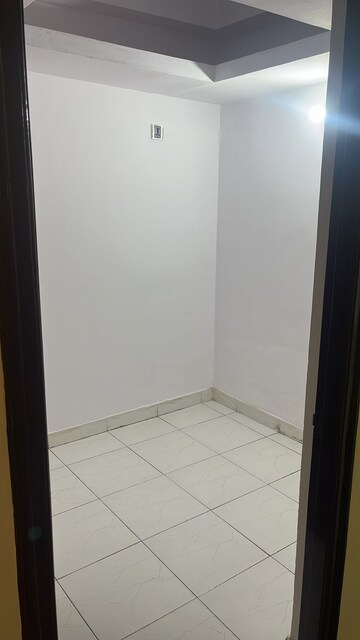 Room in 3 BHK Apartment at Supertech Icon, Ahinsa Khand ii – for Rent