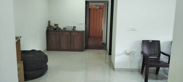 Room in 2 BHK Apartment at Kalpataru Paramount, Kapur Bawdi – for Rent