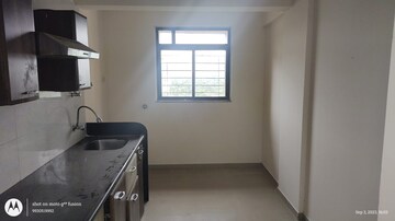Room in 2 BHK Apartment at Kalpataru Paramount, Kapur Bawdi – for Rent