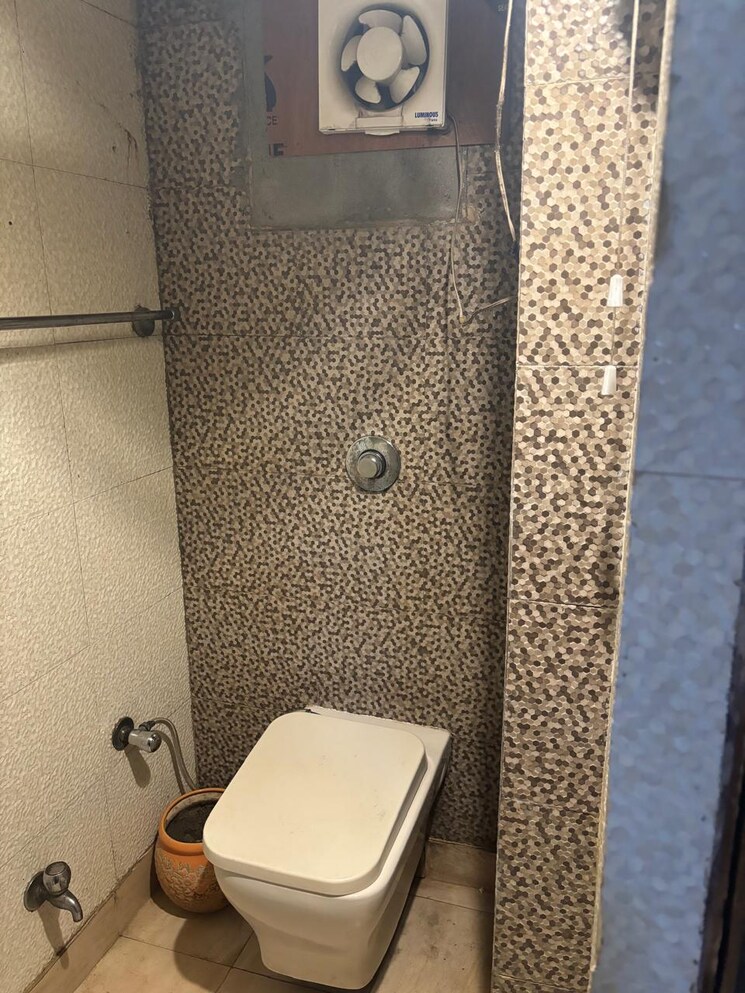 Attached Bathroom, paschim vihar 1.5 Bedroom 50 Sq.Yd. Apartment In Paschim Vihar Delhi 8180279