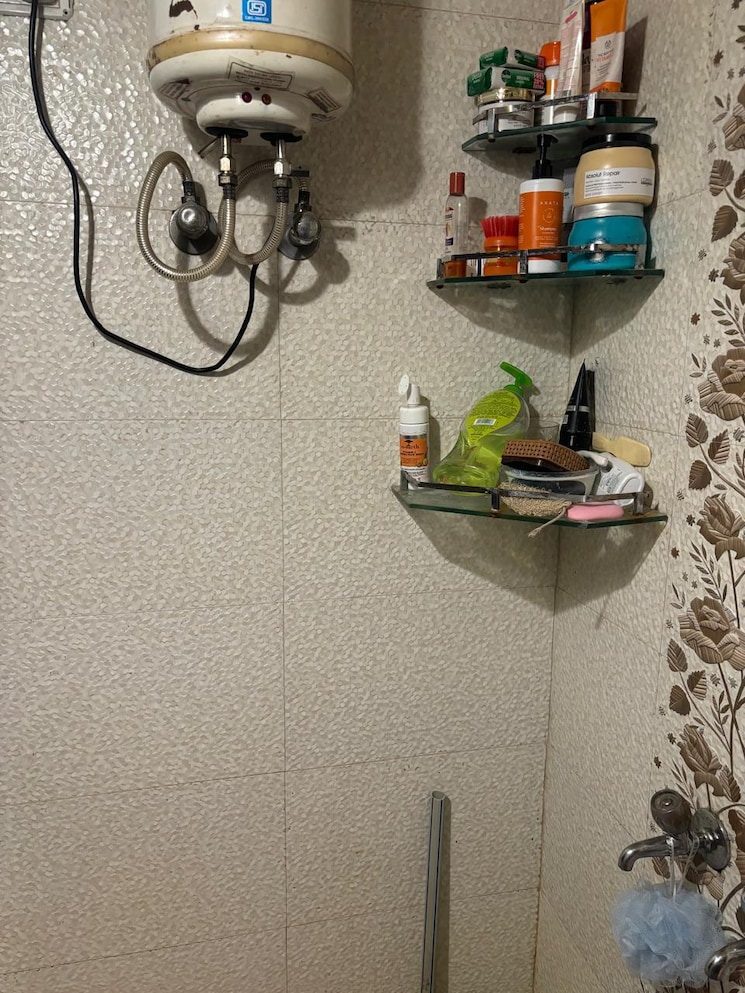 Bathroom, paschim vihar 1.5 Bedroom 50 Sq.Yd. Apartment In Paschim Vihar Delhi 8180279