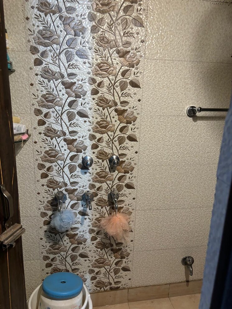 Bathroom, paschim vihar 1.5 Bedroom 50 Sq.Yd. Apartment In Paschim Vihar Delhi 8180279