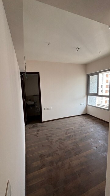 Room in 1 BHK Apartment at Piramal Vaikunth, Balkum Pada – for Sale