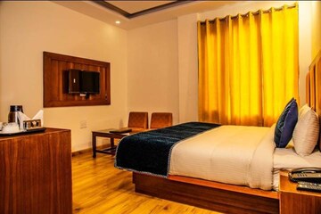 Bedroom in 1 BHK Apartment at K Raheja Palm Court, Malad West – for Rent