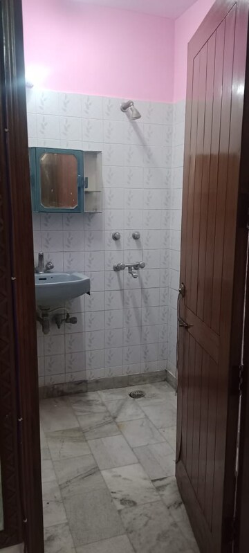 Master Bedroom in 2 BHK Builder Floor at Chittaranjan Park – for Rent