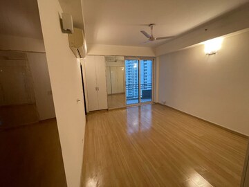 Room in 4 BHK Apartment at DLF The Belaire, Sector 54 – for Rent