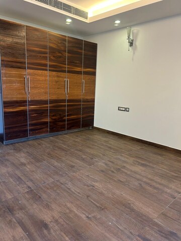 Room in 4 BHK Apartment at DLF The Magnolias, Sector 42 – for Sale