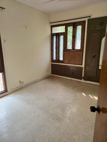 Room in 2 BHK Apartment at Vasant Kunj – for Sale