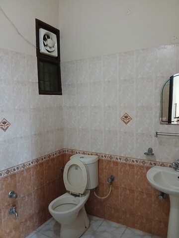 Bathroom in 2.5 BHK Builder Floor at Sector 16 – for Rent