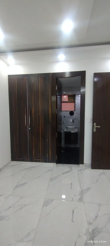 Room in 3 BHK Apartment at Sector 10 Dwarka – for Sale