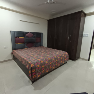 Bedroom in 4 BHK Builder Floor at Sector 43 – for Rent