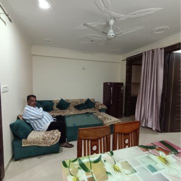 Bedroom in 4 BHK Builder Floor at Sector 43 – for Rent