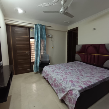 Bedroom in 4 BHK Builder Floor at Sector 43 – for Rent
