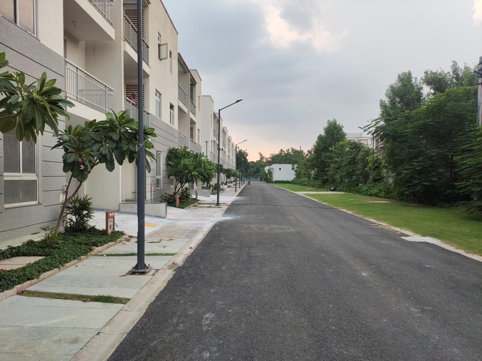 3 BHK + Servant Room Villa For Sale in Godrej Golf Link Villas