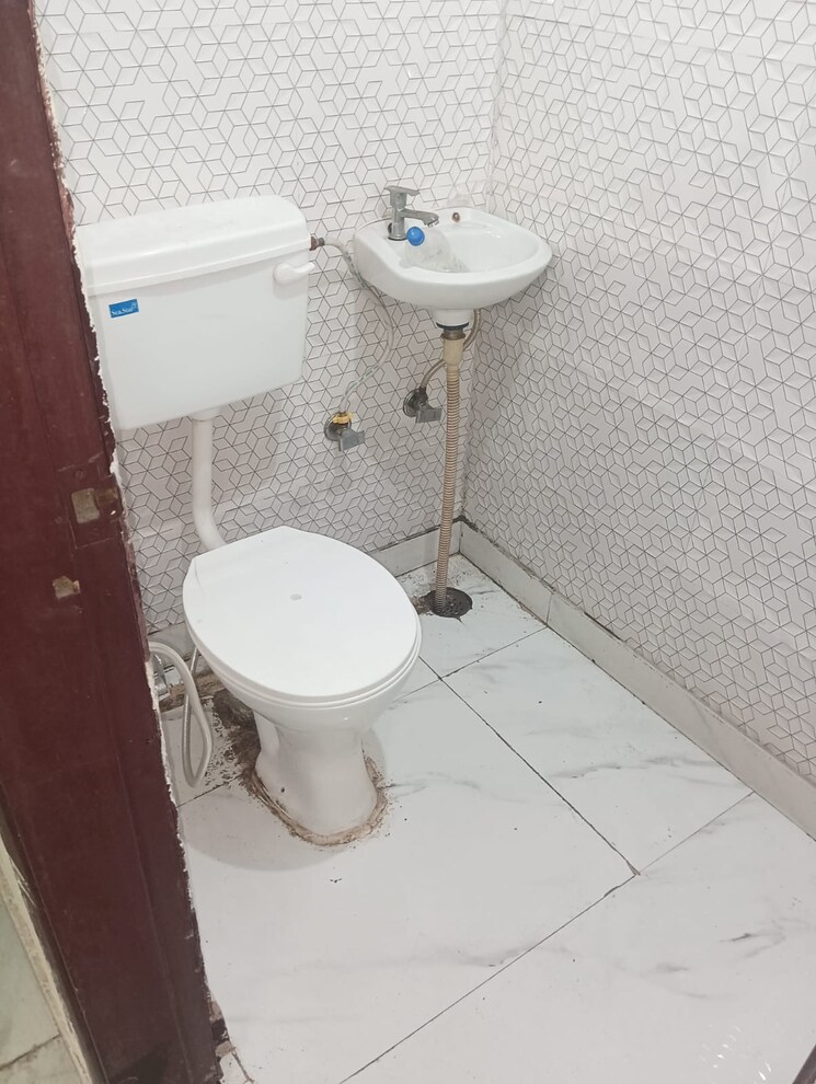 Bathroom, adarsh nagar 6+ Bedroom 1500 Sq.Ft. Independent House In Adarsh Nagar Delhi 8180750