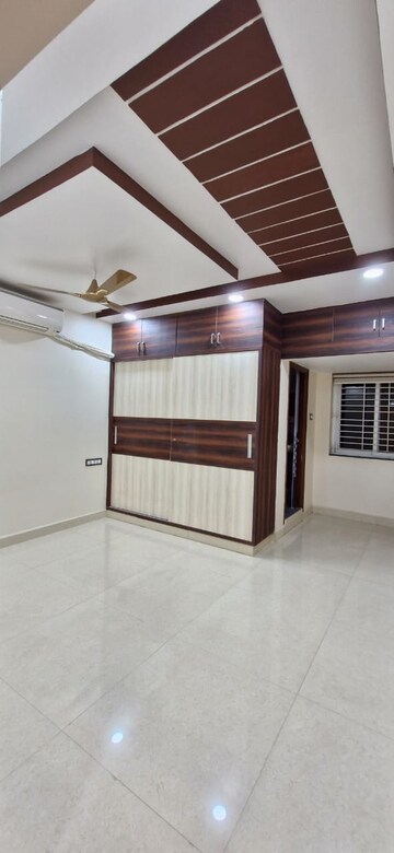 Room in 3 BHK Builder Floor at Kondapur – for Rent