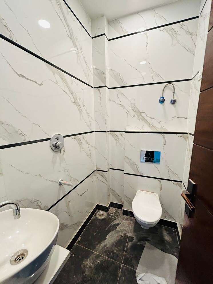 Bathroom, kohat enclave 3 Bedroom 1800 Sq.Ft. Builder Floor In Kohat Enclave Delhi 8180774