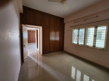 Room in 3 BHK Builder Floor at Kondapur – for Rent