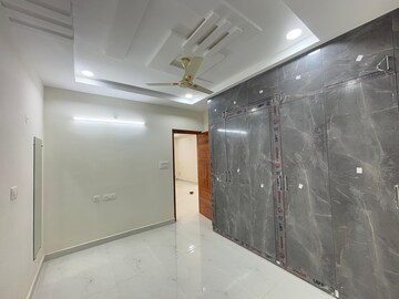 Room in 3 BHK Builder Floor at Kondapur – for Rent