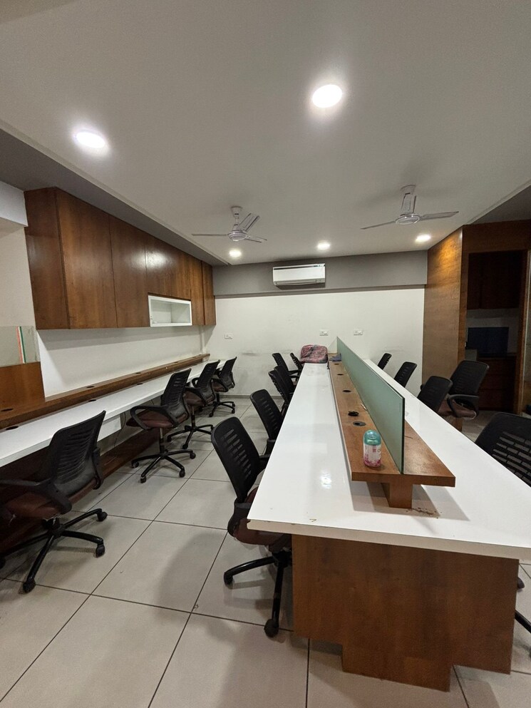 Team Area, science city Commercial Office Space 1095 Sq.Ft. In Science City Ahmedabad 8181144