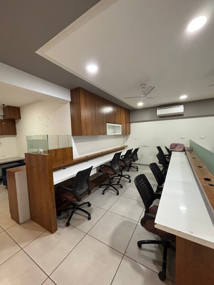 Team Area, science city Commercial Office Space 1095 Sq.Ft. In Science City Ahmedabad 8181144