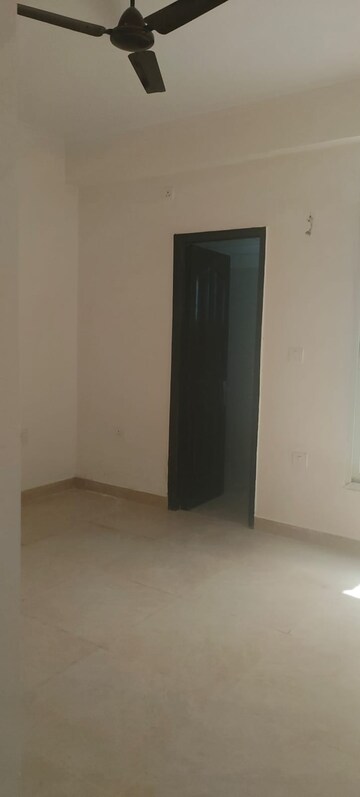 Room in 3 BHK Villa at Supertech Czar Villa, Omicron I Greater Noida – for Rent