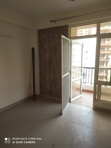 Room in 2 BHK Apartment at Supertech Czar Suites, Omicron I Greater Noida – for Rent